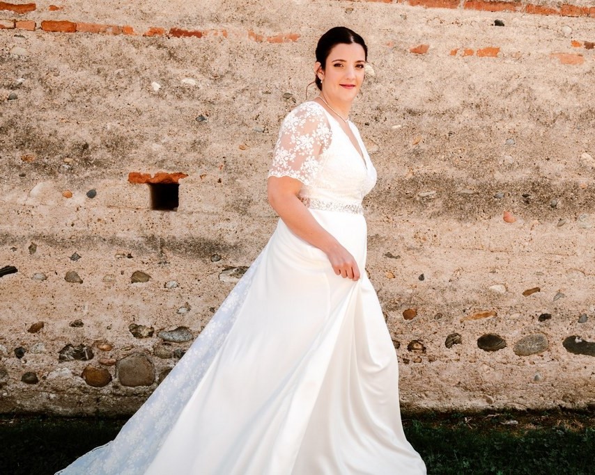 Robe de mariée en soie et tissus brodés.