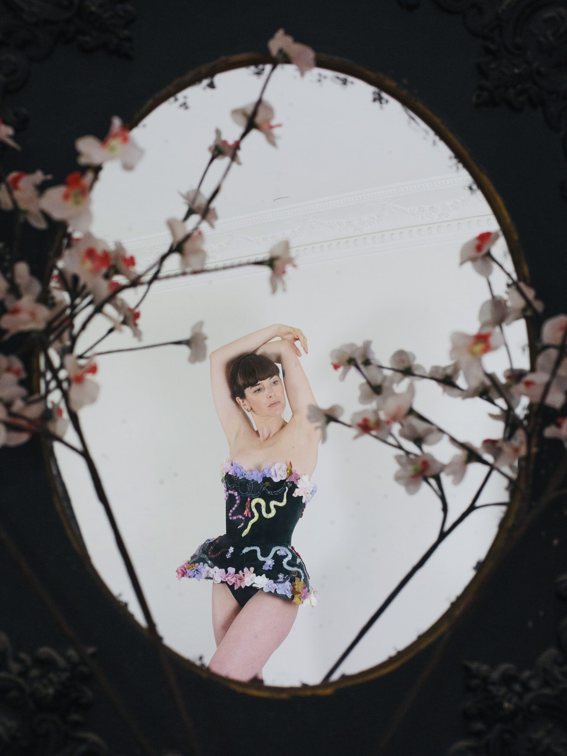 Corset sur mesure en velours et broderies mains.